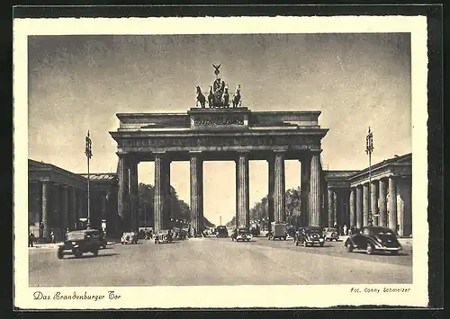 AK Berlin, Brandenburger Tor mit Strassenverkehr