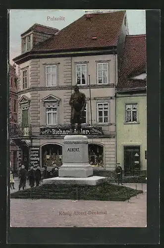 Relief-AK Pulsnitz, König Albert-Denkmal mit Kindern und Delikatessengeschäft Richard Seler