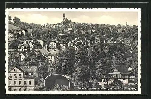 AK Oberschlema, Ortsansicht mit Blick zum Schneeberg