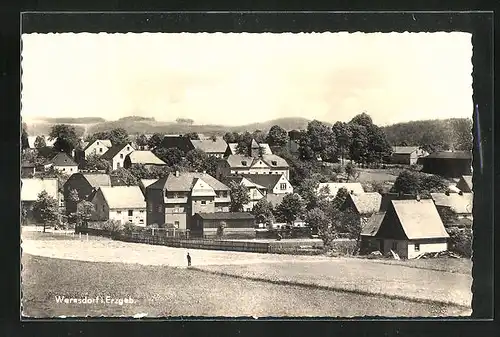 AK Wernsdorf / Erzgeb., Blick von der Feldwiese auf die Stadt