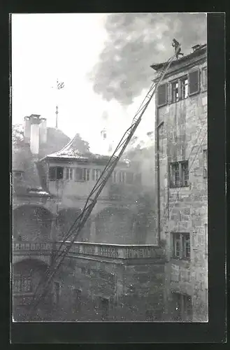 AK Stuttgart, Feuerwehrmänner löschen den Brand des Alten Schlosses 1931