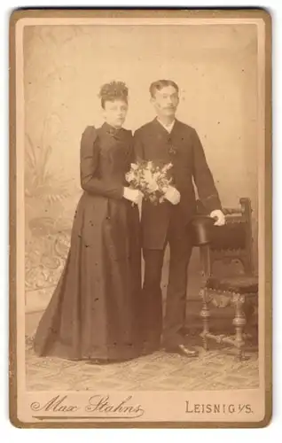 Fotografie Max Stahns, Leisnig i/S., Turnerstr. 16, Portrait Hochzeitspaar mit Blumenstrauss