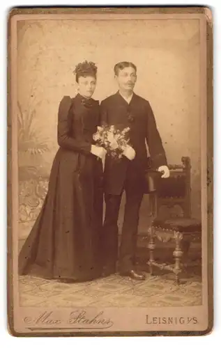 Fotografie Max Stahns, Leisnig i/S., Turnerstr. 16, Portrait Hochzeitspaar mit Blumenstrauss