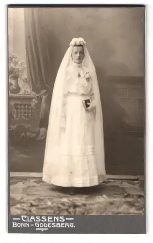 Fotografie Atelier Classens, Bonn-Godesberg, Wenzelgasse 45, Portrait in Weiss gekleidetes Mädchen zur Kommunion