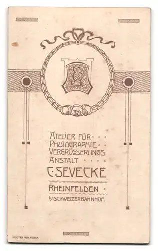 Fotografie C. Sevecke, Rheinfelden, b. Schweizerbahnhof, Portrait Knabe im Konfirmationsanzug mit Rosenkranz