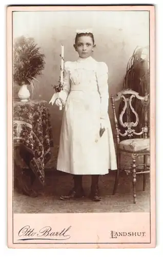 Fotografie Otto Bartl, Landshut, Seligenthalerstr. 27, Portrait kleines Mädchen im Kleid mit Kommunionskerze