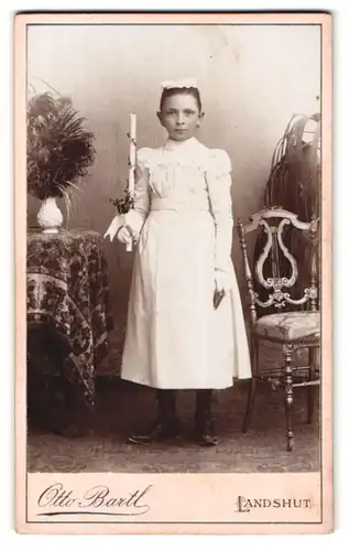 Fotografie Otto Bartl, Landshut, Seligenthalerstr. 27, Portrait kleines Mädchen im Kleid mit Kommunionskerze