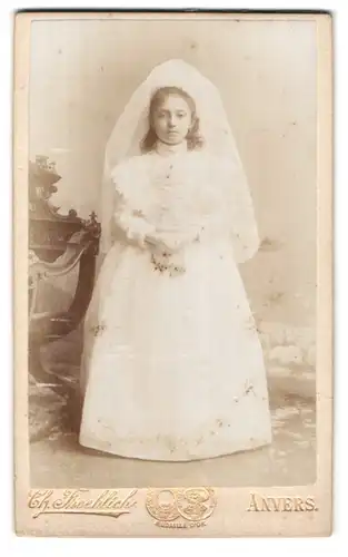 Fotografie Ch. Froehlich, Anvers, 31 Rue van Wesenbeke, Portrait Mädchen zur Konfirmation in Weiss gekleidet