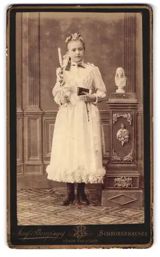Fotografie Josef Benzinger, Schrobenhausen, obere Vorstadt, Portrait hübsches Mädchen im Konfirmationskleid mit Kerze