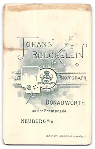 Fotografie Joh. Röckelein, Donauwörth, an der Promenade, Portrait Student mit Couleurband und Tellermütze