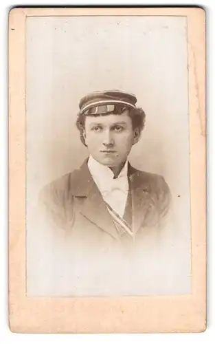 Fotografie unbekannter Fotograf und Ort, Portrait Student mit Couleurband und Tellermütze