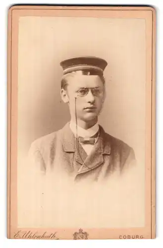 Fotografie E. Uhlenhorst, Coburg, am Albertplatz, Portrait Student mit Brille und kleiner Tellermütze