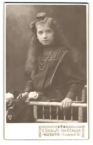 Fotografie E. Giese & Co., Neu-Ruppin, Präsidentenstrasse 58, Portrait junges Mädchen im Kleid mit Halskette
