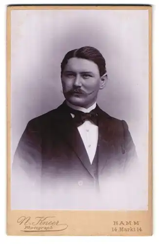 Fotografie N. Kneer, Hamm a. d. Lippe, Markt 14, Portrait eleganter Herr mit Schnauzbart