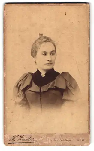 Fotografie H. Zeidler, Berlin-SW, Jerusalemerstrasse 6, Portrait Fräulein mit zurückgebundenem Haar