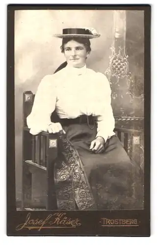 Fotografie Josef Käser, Trostberg, Marktstrasse 35, Portrait junge Dame in weisser Bluse und Rock