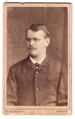 Fotografie Fr. Neumayer, München, Neuhauserstrasse 29, Portrait modisch gekleideter Herr mit Brille