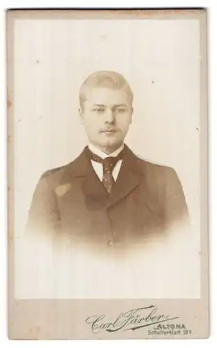 Fotografie Carl Färber, Altona, Schulterblatt 59 b, Portrait junger Mann in modischer Kleidung