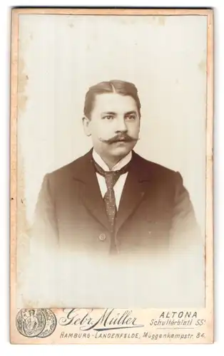 Fotografie Gebr. Müller, Altona, Schulterblatt 55, Portrait modisch gekleideter Herr mit Moustache