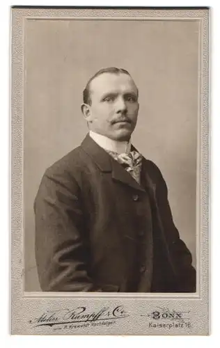 Fotografie Rumpff & Co., Bonn, Kaiserplatz 16, Portrait modisch gekleideter Herr mit Oberlippenbart