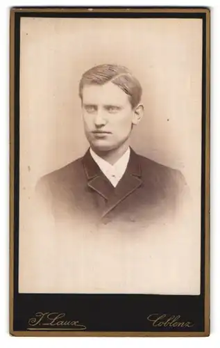 Fotografie J. Laux, Coblenz, Löhrrondell 5, Portrait junger Herr in modischer Kleidung