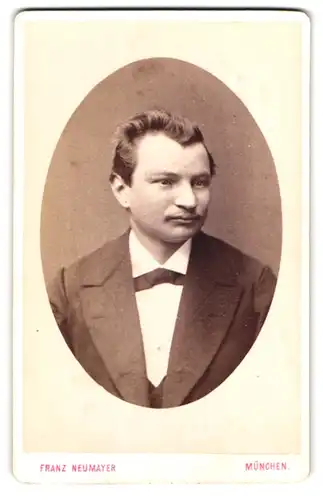 Fotografie Franz Neumayer, München, Neuhauserstrasse 29, Portrait junger Herr im Anzug mit Fliege