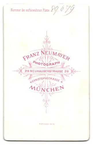 Fotografie Franz Neumayer, München, Neuhauserstrasse 29, Portrait junger Herr im Anzug mit Fliege