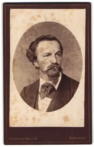 Fotografie Friedrich Müller, München, Portrait modisch gekleideter Herr mit Bart