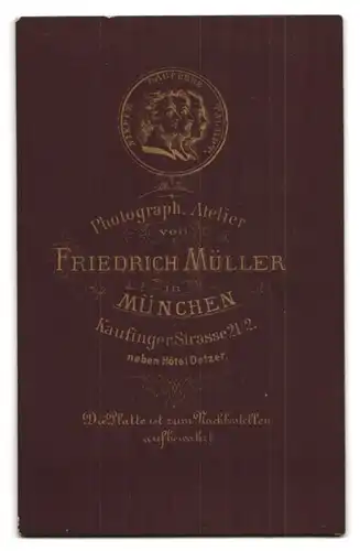 Fotografie Friedrich Müller, München, Portrait modisch gekleideter Herr mit Bart