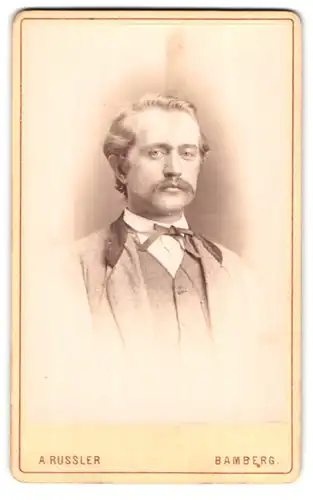 Fotografie A. Russler, Bamberg, Portrait modisch gekleideter Herr mit Oberlippenbart