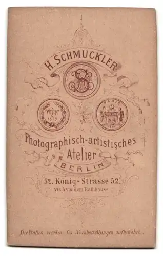 Fotografie H. Schmuckler, Berlin, König-Strasse 52, Portrait junger Mann im Anzug mit Fliege