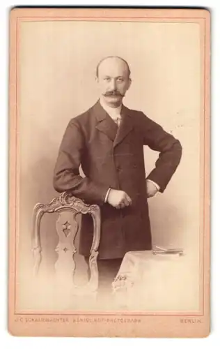 Fotografie J. C. Schaarwächter, Berlin-W, Leipziger-Strasse 130, Portrait modisch gekleideter Herr mit Moustache