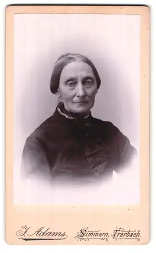 Fotografie J. Adams, Simmern, Portrait ältere Dame im schwarzen Kleid