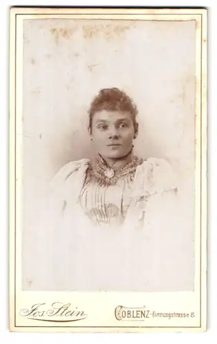 Fotografie Jos. Stein, Coblenz, Firmungstrasse 8, Portrait junge Dame im Kleid mit Kragenbrosche