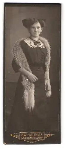 Fotografie W. W. Matthias, Seifhennersdorf, Portrait modisch gekleidete Dame mit Pelz