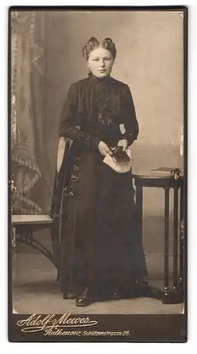 Fotografie Adolf Mewes, Rathenow, Schützenstrasse 28, Portrait elegant gekleidete Dame mit einem Buch