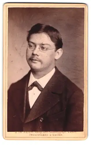 Fotografie J. Th. Meier, Eger, Portrait modisch gekleideter Herr mit Brille
