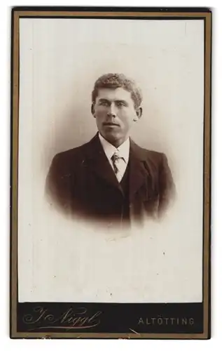Fotografie J. Niggl, Altötting, Portrait junger Mann im Anzug mit Krawatte