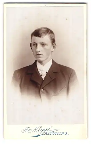 Fotografie J. Niggl, Altötting, Portrait junger Mann im Anzug mit Krawatte