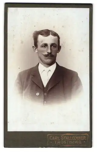 Fotografie Carl Stallechner, Trostberg, Portrait modisch gekleideter Herr mit Moustache