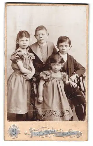 Fotografie A. Jandorf & Co., Berlin, Portrait zwei Mädchen und zwei Jungen in hübscher Kleidung