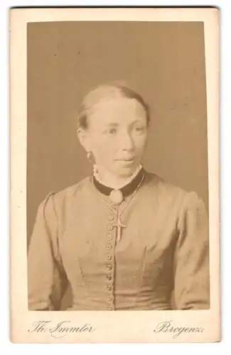 Fotografie Th. Immler, Bregenz, Portrait junge Dame mit Kragenbrosche und Kreuzkette