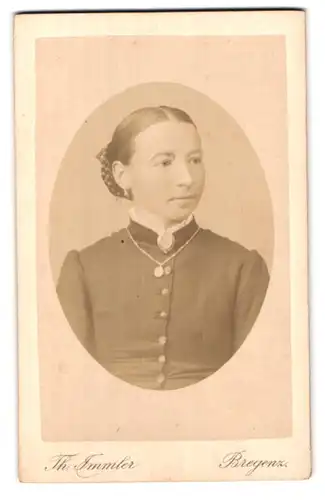 Fotografie Th. Immler, Bregenz, Portrait junge Dame mit Kragenbrosche und Halskette