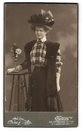 Fotografie Strom & Walter, Berlin, Köpenicker-Str. 102, Portrait junge Frau in karierter Bluse mit Pelzüberwurf und Hut