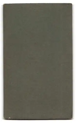 Fotografie Strom & Walter, Berlin, Köpenicker-Str. 102, Portrait junge Frau in karierter Bluse mit Pelzüberwurf und Hut