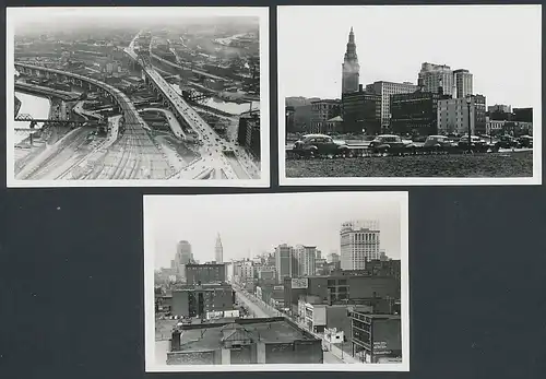 3 Fotografien unbekannter Fotograf, Ansicht Cleveland, Panorama mit Highway & Eisenbahn, Innenstadt mit Wolkenkratzern