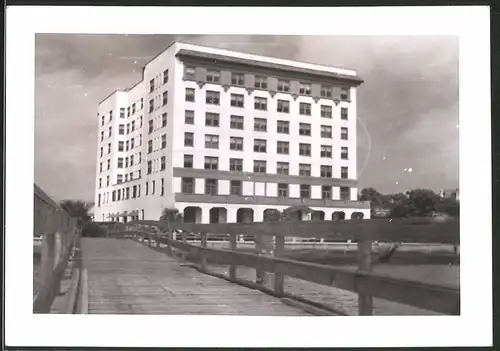 15 Fotografien unbekannter Fotograf, Ansicht Charleston / SC, Hotel Ft. Sumter, Theater, Kirche, Fabrik, Pier