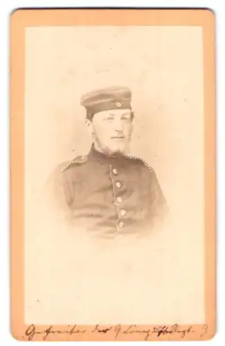 Fotografie Hoffmann, Erfurt, Portrait Einjährig-Freiwilliger in Uniform Rgt. 3 mit Krätzchen