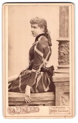 Fotografie A. Mayer, Dresden, König-Johannstr., Portrait junge Frau im gestreiften Kleid mit Zopf