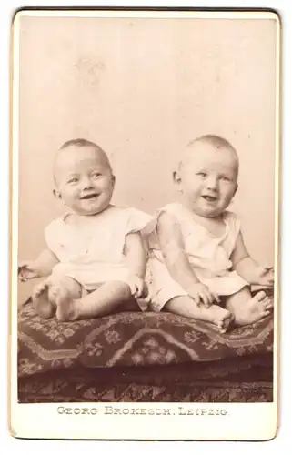 Fotografie Georg Brokesch, Leipzig, Zeitzerstr. 2, Portrait zwillings Kleinkinder sitzen auf einem Teppich